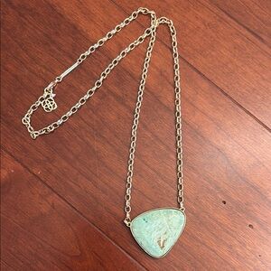 Kendra Scott Elegant Gold and Green Pendant Necklace